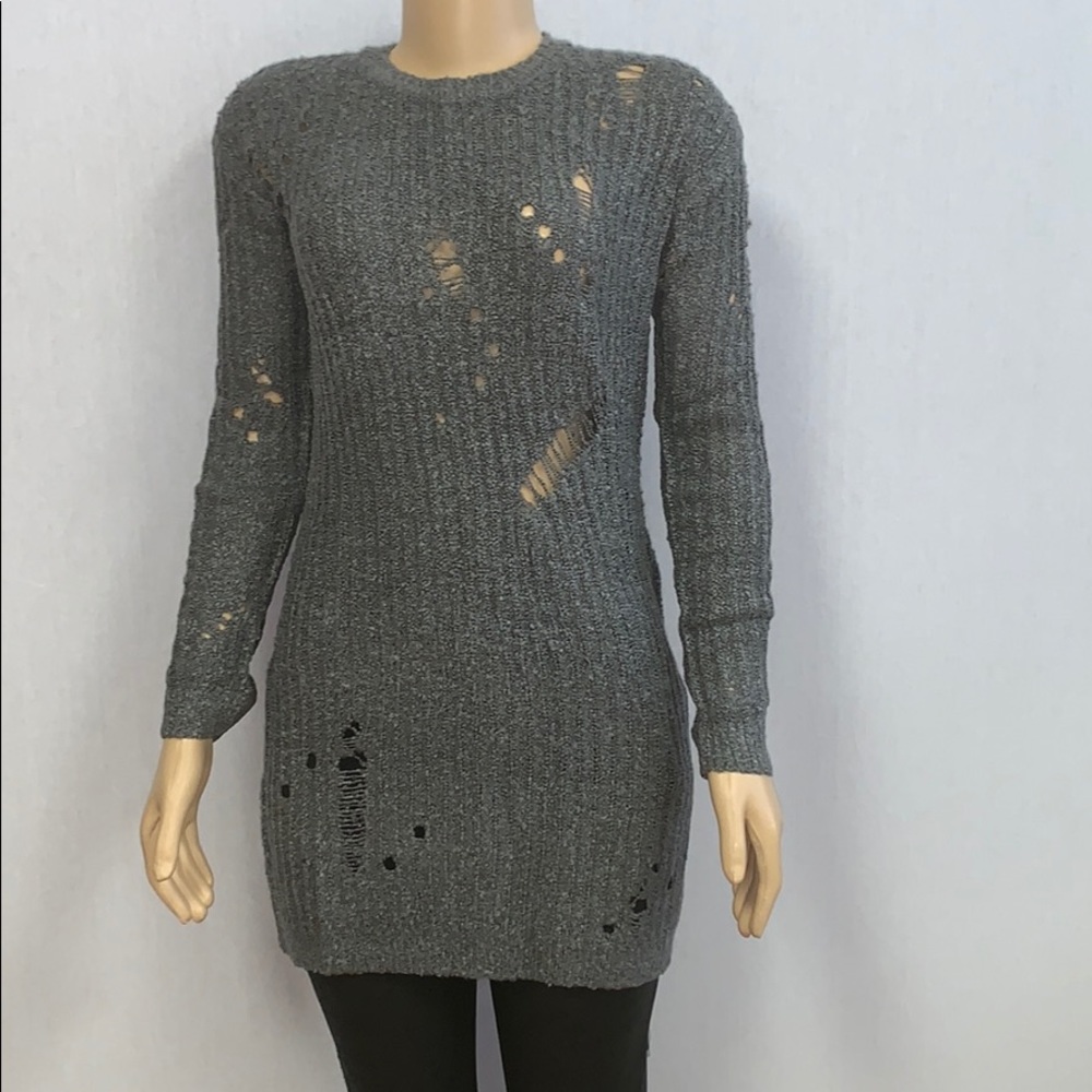 ❤️ NWTs Women’s Distressed Cable Knit Sweater ❤️